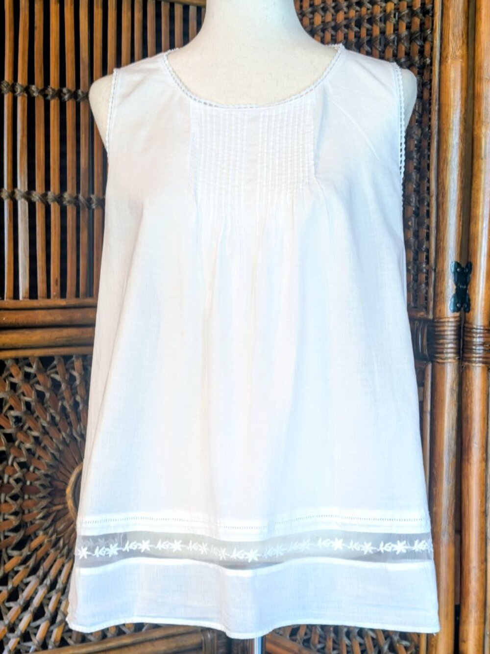 OLD NAVY Flowy Pintuck Sleeveless Blouse with Lace Detail - XXL - EUC
